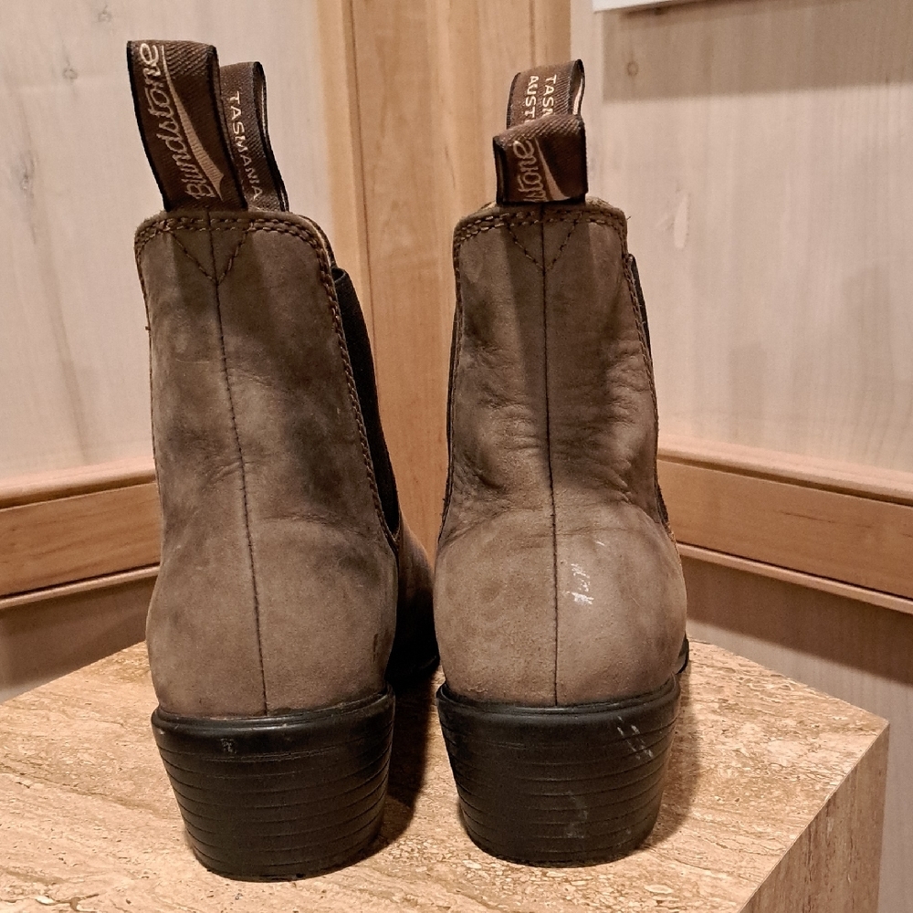 Blundstone Taupe Suede 1677 Chelsea Boots 8 - Picture 4 of 11